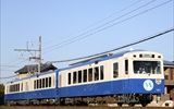 新カラーリングの260系。青空のもとブルーとホワイトのツートンが眩しいくらいに鮮やかでした。