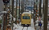 大雪の中、今日も走り続けるあすなろう鉄道に感謝します。ナローゲージが雪の中で輝いていました。