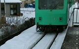 雪の日の夕方、西日野駅にて。<br />
上り坂を上ってきたその姿は「雪ニモ負ケズ…」と言っているようです。