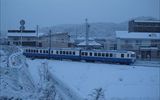 雪の中を西日野駅から発車したなろうブルー。<br />
