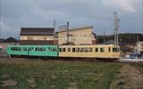 くもり空のなか西日野駅を発車