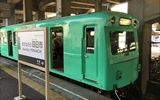 「あすなろう」文字入りの駅名表示板と昭和感満載のナローゲージ車輌の構図に「温故知新」の思いを込め。