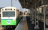 なろうグリーン、今から乗り込む運転士さん、駅風景 が ステキ<br />
