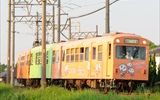 夕陽を浴びてキラキラ光るこにゅうどうくんは、四日市あすなろう鉄道のスターです。