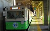 真夏の強烈な西日を受けてホームが黄色に染まり ナローグリーンの反射で柱はグリーンに染まる