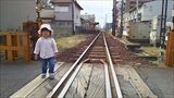 踏切から見る線路が好きなので、子どもとの散歩の帰り道に撮ってみました。