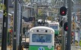 日永駅で毎回繰り返される列車交換、駅が賑わう瞬間<br />
